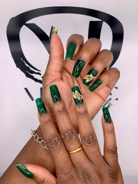 40+ Gold Foil Nails You Will Love To Try In 2024