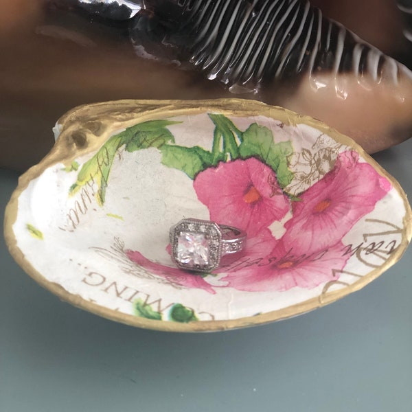 Clam shell jewelry holder, decoupage jewelry dish, coastal decor, trinket dish, real shell, Beach lover Gift, Shell Collectors