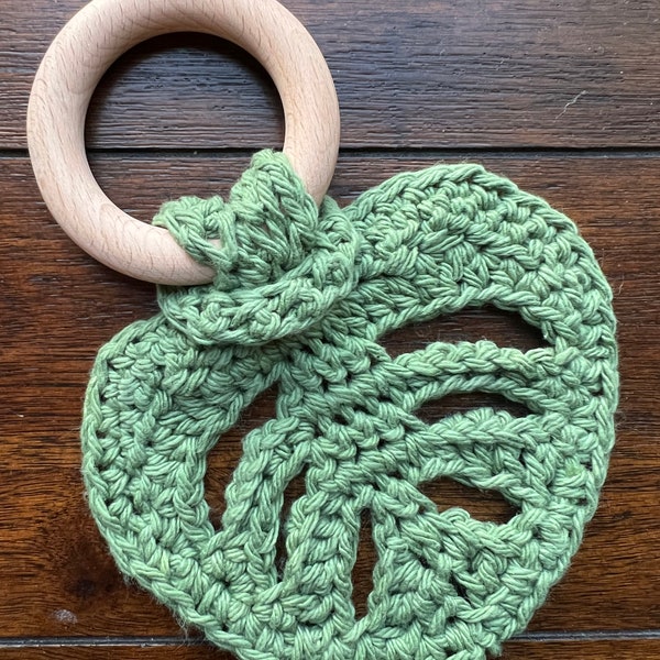 Monstera Leaf Wooden Teething Ring - Plant Lover Baby Teether - Beechwood Teething Ring