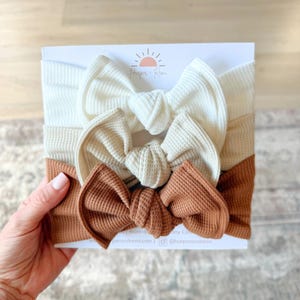 Bandeaux neutres gaufrés pour bébé - Noeud supérieur ou nœuds surdimensionnés pour nouveau-nés et bébés filles (blanc, beige, marron)