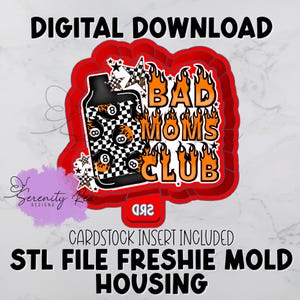 Op de afbeelding: Een digitaal downloadontwerp met een rode omtrek, met de woorden "BAD MOMS CLUB" in oranje vlammen. Links staat een zwarte fles met een dambordpatroon en acht ballen. Het ontwerp bevat de tekst "DIGITALE DOWNLOAD" en "KARTONINZET INBEGREPEN".