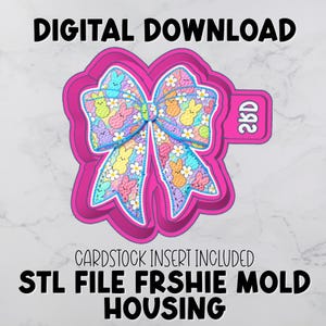 Könnte beinhalten: Eine rosa schleifenförmige Form mit einem farbenfrohen Oster-Design. Die Schleife zeigt ein Muster aus Hasen und Blumen in Pastellfarben. Der Text "DIGITALER DOWNLOAD" und "KARTONEINSATZ ENTHALTEN STL-DATEI FRSHIE FORMGEHÄUSE" sind sichtbar.