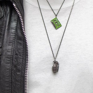Collar con colgante de granada Bethel para hombre / Collar antibélico resistente al agua para hombre / Joyas de la paz / El amor triunfa / Collar en capas para él