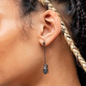 Pendientes colgantes de granada y cadena de Bethel / Joyas resistentes al agua / Estilo rock gótico / Joyas punk / Sin deslustre / Diseñados en el Reino Unido
