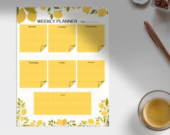 Puede incluir: Un planificador semanal con un tema de limón. El planificador tiene un fondo amarillo con hojas verdes y limones. El planificador tiene siete secciones para cada día de la semana, de lunes a domingo. Cada sección tiene una nota adhesiva amarilla con el día de la semana escrito en ella. El planificador también tiene una sección para notas.