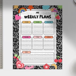 Op de afbeelding: Een printbare weekplanner met een zwart-witte achtergrond van notitieboekpapier. De planner heeft een kleurrijke rand met verschillende cartoonafbeeldingen, waaronder een regenboog, een ster, een vlinder, een hart, een aardbei en een kers. De planner heeft de titel "Mijn weekplannen".