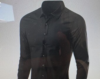 Può includere: Una camicia nera a tinta unita con bottoni e maniche lunghe. La camicia ha un colletto classico e polsini abbottonati. Il tessuto appare liscio e leggermente lucido, suggerendo uno stile formale. La camicia è esposta su un manichino.