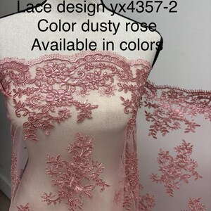 K&ouml;nnte beinhalten: Staubrosa Spitzenstoff mit floraler Stickerei. Der Stoff ist &uuml;ber eine Schaufensterpuppe drapiert und zeigt das komplizierte Design. Der Text auf dem Bild lautet: "Lace design yx4357-2 Color dusty rose Available in colors."