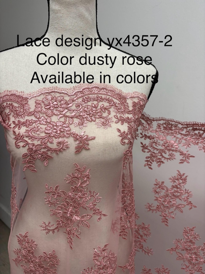 K&ouml;nnte beinhalten: Staubrosa Spitzenstoff mit floraler Stickerei. Der Stoff ist &uuml;ber eine Schaufensterpuppe drapiert und zeigt das komplizierte Design. Der Text auf dem Bild lautet: "Lace design yx4357-2 Color dusty rose Available in colors."