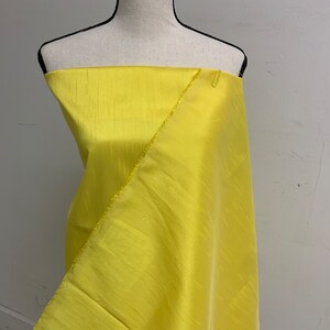 Tissu shantung Dupioni coupé de 2 mètres. Polyester, largeur 54 pouces. couleur jaune vendu par 2 yards coupés en continu.
