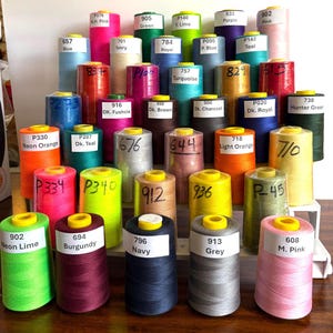 Puede incluir: Una taza de cerámica blanca con un asa negra y el texto "But First, Coffee" en negro, en negrita. La taza está sobre una superficie blanca.