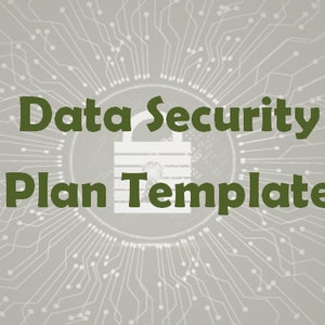 Op de afbeelding: Een digitale afbeelding met de tekst "Data Security Plan Template" in donkergroen. De tekst staat boven een wit hangslotpictogram, tegen een lichtgrijze achtergrond met een printplaatpatroon.