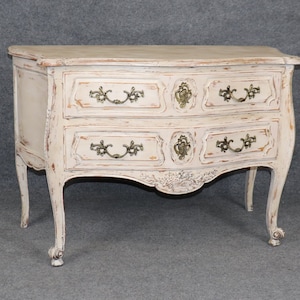 French Louis XV Style Country French Distressed Paint Decorated Commode circa 1960s, Chest of Drawers, Dresser, Vintage Commode, Furniture