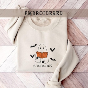 刺繍Booooksスウェットシャツ、ライブラリアンスウェットシャツ、ハロウィーンブックスウェットシャツ、ゴーストリーディングクルーネック、本の恋人のハロウィーンギフト