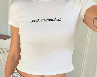 Individuell besticktes Baby-T-Shirt, personalisiertes Crop-Top im Y2K-Stil