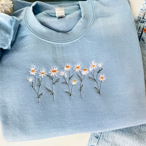 Daisy Embroidered Sweatshirt, Flower Sweatshirt, Gift For Her/Bestfriend, Floral Crewneck, Cute Embroidered Shirt, Embroidered Wildflower