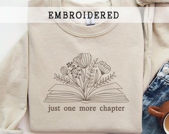 Sweatshirt met geborduurd "Just One More Chapter"-motief, bloemen en boekmotief, speciaal voor bibliothecarissen.