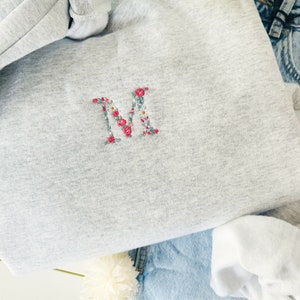 Sudadera inicial personalizada bordada, sudadera floral monograma para niñas, floral monograma bordado, bordado personalizado, camisa floral