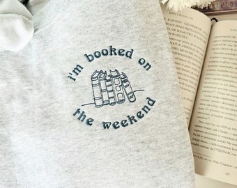 Je suis réservé pour le sweat-shirt brodé du week-end, sweat à capuche Book Lover, Cadeaux pour les amateurs de livres, Chemises bookish, Bookish Crewneck, Cadeau de bibliothécaire