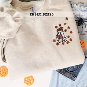 Broderade spökläsningsböcker, läskig säsongs-tröja, hösttröja, rolig Halloween-present till bokälskare