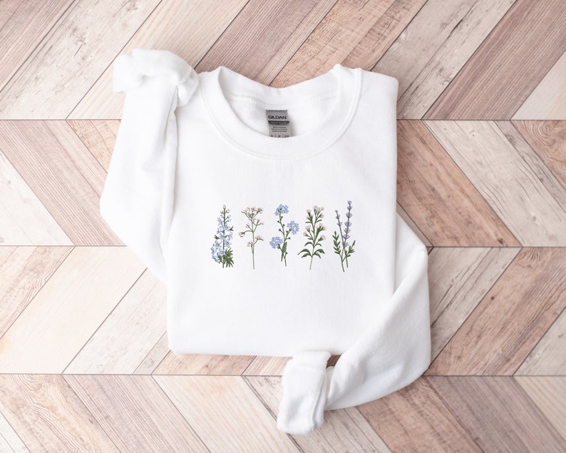 Besticktes Wildblumen-Sweatshirt, floral bestickter Kapuzenpullover, Geschenke für Mama, botanisches Pastell-Sweatshirt, Cottagecore-Pullover Bild 4