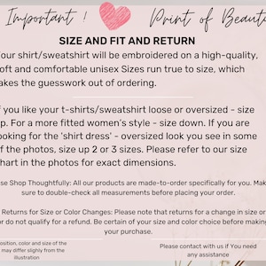 Puede incluir: Un gr&aacute;fico rosa y blanco con el texto "&iexcl;Importante! Print of Beauty" y "Size and Fit and Return". El texto explica el tama&ntilde;o y la pol&iacute;tica de devoluci&oacute;n para camisas y sudaderas. El texto dice "Tu camisa/sudadera estar&aacute; bordada en un tejido de alta calidad, suave y c&oacute;modo, unisex. Las tallas son fieles a la talla, lo que elimina las conjeturas al hacer el pedido."