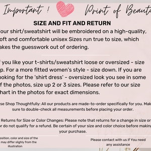 Op de afbeelding: Een roze achtergrond met de tekst "Important!" en "Print of Beauty" in cursief. De tekst beschrijft maat- en pasvorminformatie voor shirts en sweatshirts, inclusief retourzendingen en bestelinstructies. Er is ook een roze hartafbeelding aanwezig.