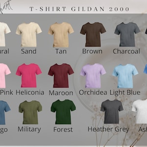 K&ouml;nnte beinhalten: Farbkarte mit verschiedenen Farben von Gildan 2000 T-Shirts. Die Farben umfassen Natur, Sand, Braun, Dunkelbraun, Anthrazit, Schwarz, Hellrosa, Heliconia, Rotbraun, Orchidee, Hellblau, Blau, Indigo, Milit&auml;r, Wald, Grau meliert und Aschgrau.