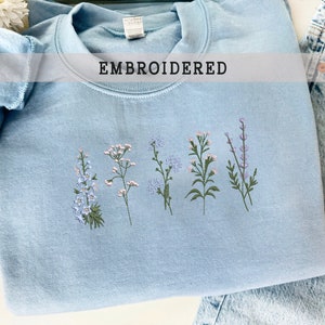 Besticktes Wildblumen-Sweatshirt, floral bestickter Kapuzenpullover, Geschenke für Mama, botanisches Pastell-Sweatshirt, Cottagecore-Pullover Bild 5