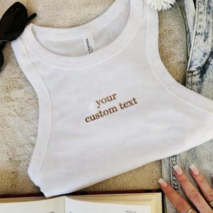 Canotta corta con testo personalizzato ricamato per l'estate, regalo personalizzato con ricamo per lei, maglietta a coste elegante personalizzata per neonati
