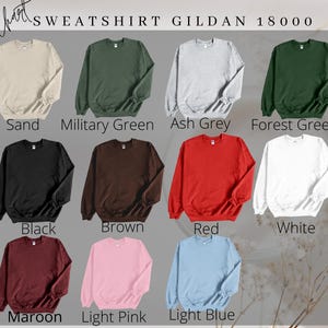 K&ouml;nnte beinhalten: Farbtabelle mit Gildan 18000 Sweatshirts in verschiedenen Farben, darunter Sand, Milit&auml;rgr&uuml;n, Aschgrau, Waldgr&uuml;n, Schwarz, Braun, Rot, Wei&szlig;, Bordeaux, Hellrosa und Hellblau. Der Text "SWEATSHIRT GILDAN 18000" ist zu sehen.