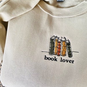 Besticktes Buchliebhaber-Sweatshirt, Bücherwurm-Sweatshirt, Booktrovert Crewneck, Bücherwurm-Shirts, süßes Buchliebhaber-Geschenk, Weihnachtsgeschenk Crewneck