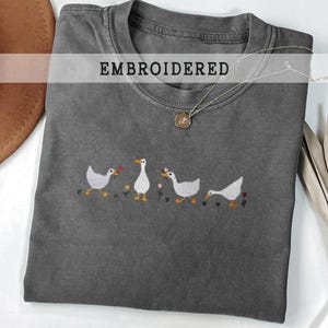 Broderad anka med tulpan-t-shirt, unisex retro-skjorta i syratvätt, present till djurälskare, Cottagecore Baumwolle-t-shirt bild 1