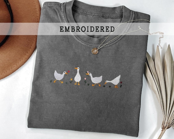 Embroidered Duck with Tulip T-shirt, Unisex Retro Acid Wash Shirt,  Gift For Animal Lover, Cottagecore Baumwolle Tee