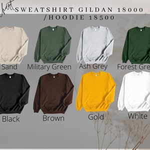 Op de afbeelding: Een kleurenkaart toont Gildan 18000 sweatshirts en 18500 hoodies in verschillende kleuren. De kleuren zijn zand, legergroen, asgrijs, bosgroen, zwart, bruin, goud en wit. De tekst "Kleurenkaart" staat bovenaan.