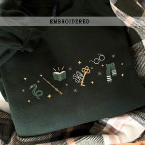 Broderad trollkarltröja, bokälskartröja, boklig rund hals, fantasytröja, present till henne, häxskola-tröja