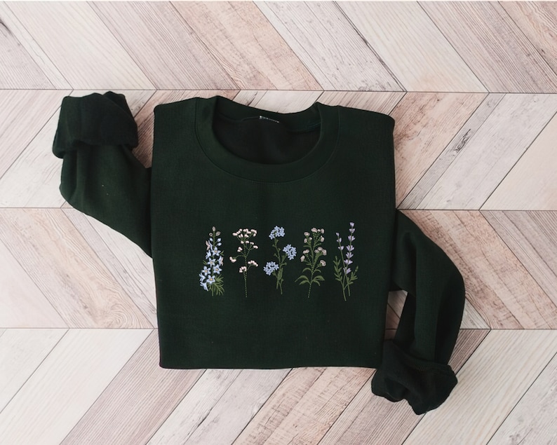 Besticktes Wildblumen-Sweatshirt, floral bestickter Kapuzenpullover, Geschenke für Mama, botanisches Pastell-Sweatshirt, Cottagecore-Pullover Bild 3