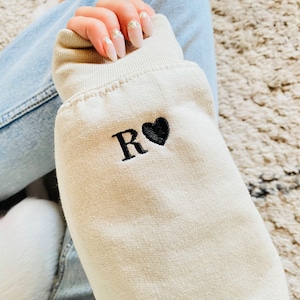 Sudadera de corazón inicial bordada personalizada, Día de San Valentín, Cuello redondo de pareja, Inicial en la manga, Camisa de pareja, Regalo de aniversario,