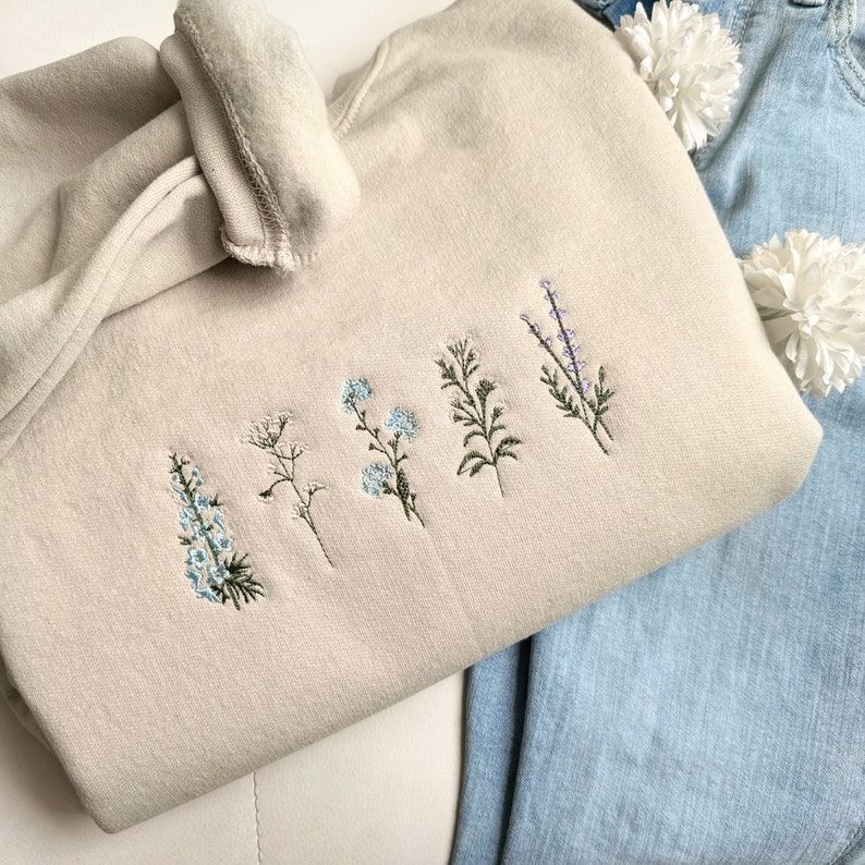 Besticktes Wildblumen-Sweatshirt, floral bestickter Kapuzenpullover, Geschenke für Mama, botanisches Pastell-Sweatshirt, Cottagecore-Pullover Bild 2