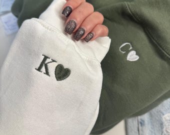 Sweatshirt mit individueller Herzstickerei und Initialen, Valentinstag, Partner-Sweatshirt mit Rundhalsausschnitt, Initialen auf dem Ärmel, Partner-Shirt, Jahrestagsgeschenk