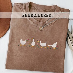 Broderad anka med tulpan-t-shirt, unisex retro-skjorta i syratvätt, present till djurälskare, Cottagecore Baumwolle-t-shirt bild 3