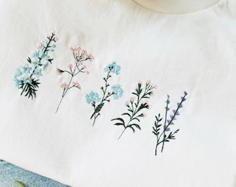 Broderade vildblommor T-shirt, blommig broderad skjorta, presenter till mamma, botanisk pastellfärgad tröja, Cottagecore-tröja, födelsedagspresent