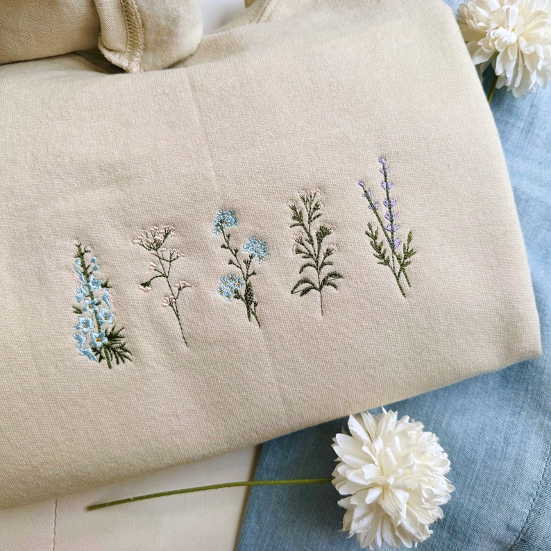 Besticktes Wildblumen-Sweatshirt, floral bestickter Kapuzenpullover, Geschenke für Mama, botanisches Pastell-Sweatshirt, Cottagecore-Pullover Bild 1