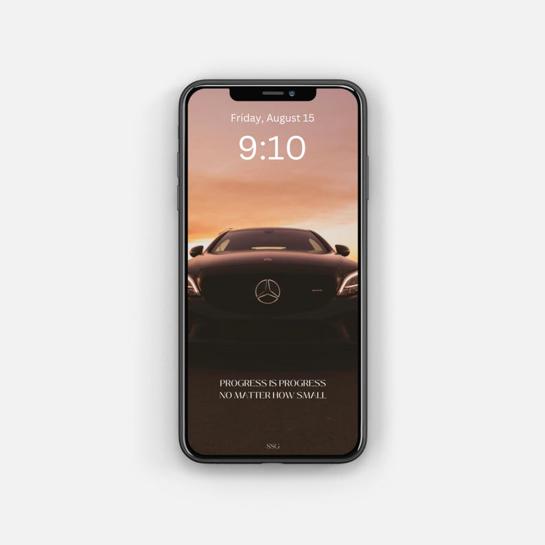 K&ouml;nnte beinhalten: Ein schwarzes Auto mit einem Mercedes-Benz-Logo an der Front f&auml;hrt auf die Kamera zu. Das Auto befindet sich vor einem Sonnenuntergangshimmel. Der Text "PROGRESS IS PROGRESS NO MATTER HOW SMALL" wird auf dem Bildschirm eines schwarzen Smartphones angezeigt.
