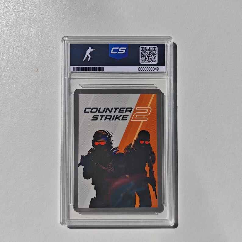 Pu&ograve; includere: Una carta collezionabile valutata con il logo "Counter Strike 2" e due figure sagomate con visiere rosse. La carta &egrave; racchiusa in un supporto di plastica trasparente con un logo "CS" e un numero di serie.