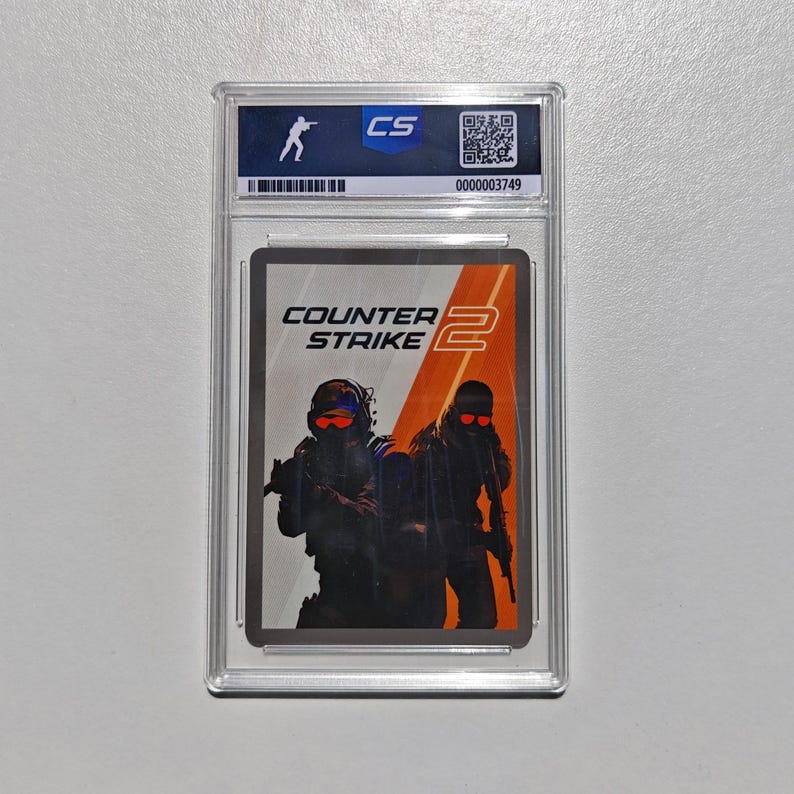 Puede incluir: Una tarjeta coleccionable calificada con el logotipo del juego "Counter-Strike 2" y dos figuras con armas. La tarjeta est&aacute; dentro de un estuche de pl&aacute;stico transparente con el logotipo "CS" y un n&uacute;mero de serie.