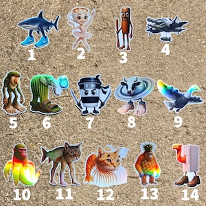 Puede incluir: Una colección de diseños de pegatinas caprichosas con personajes antropomórficos. Incluye un tiburón con zapatillas deportivas, una bailarina de taza de café, una rama de canela con un bate y un avión de cocodrilo. Otros diseños incluyen un mono, un cactus, un ninja de taza de café, una vaca y un pato.