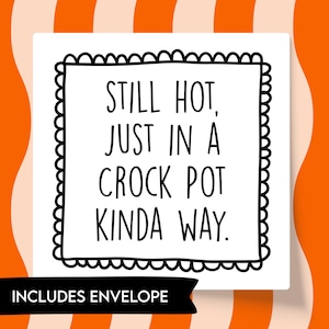 Peut inclure: Carte blanche avec bordure noire festonnée et texte "STILL HOT, JUST IN A CROCK POT KINDA WAY." La carte est sur fond blanc avec des rayures orange et blanches. Les mots "INCLUDES ENVELOPE" sont en bas.