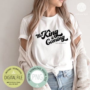 以下が含まれることがあります： 黒い文字で「The King is Coming」と「Revelation 22:12」と書かれた白いTシャツ。