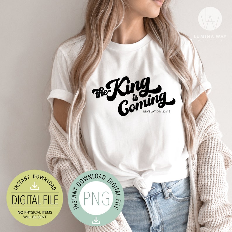 以下が含まれることがあります： 黒い文字で「The King is Coming」と「Revelation 22:12」と書かれた白いTシャツ。